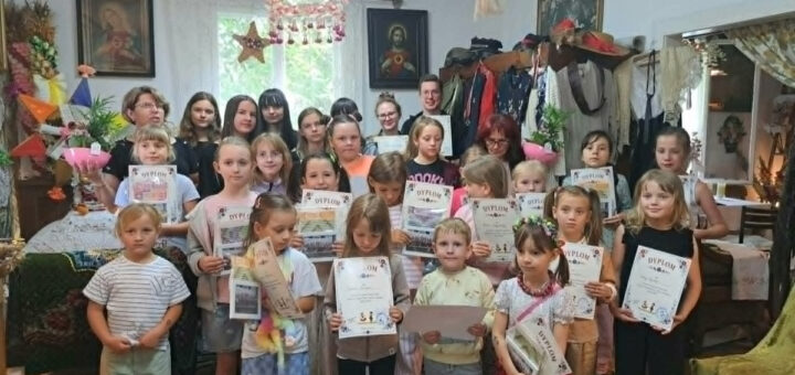 Bogutki, instruktorzy i ich opiekunowie na zakończeniu sezonu 2025/2026 w Izbie Regionalnej w Bogucinie.