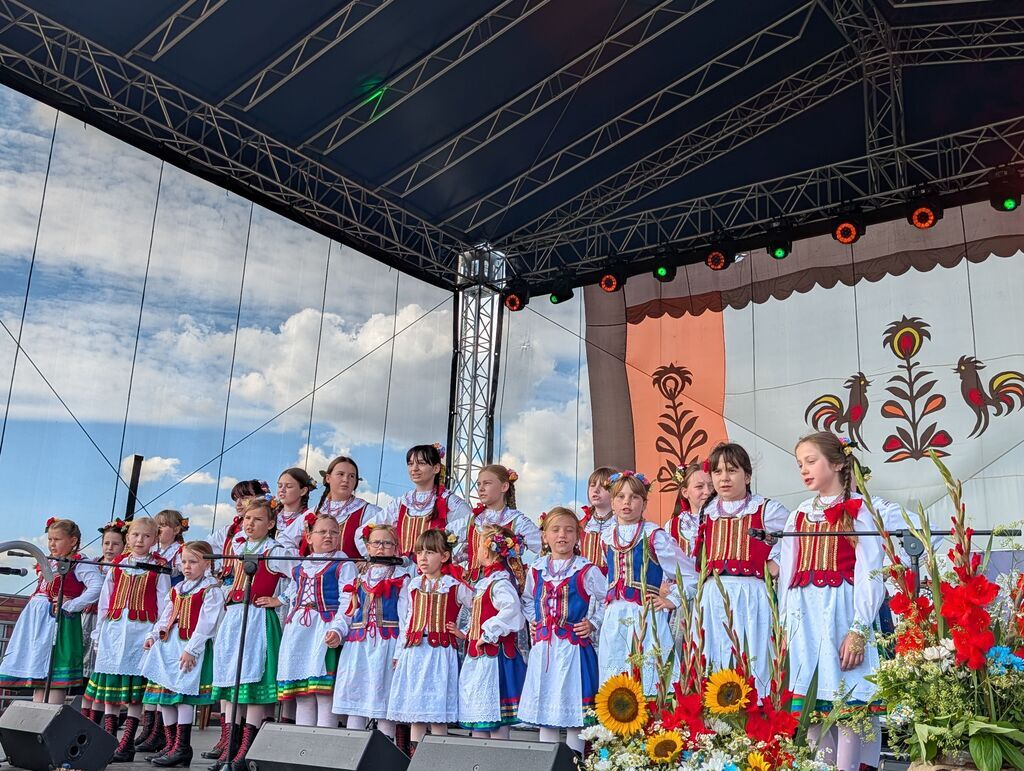 DZTL Bogutki podczas występu na dożynkach na boisku w Woli Przybyslawskiej.